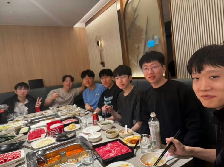 AL官方分享选手团建：26AL海底捞 整整齐齐